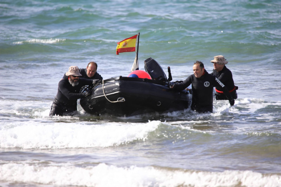 Buceadores de la Armada extraen restos de munición de una playa vizcaína