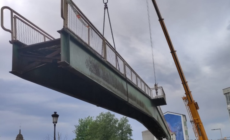 As Pontes retira la antigua pasarela sobre el río Eume