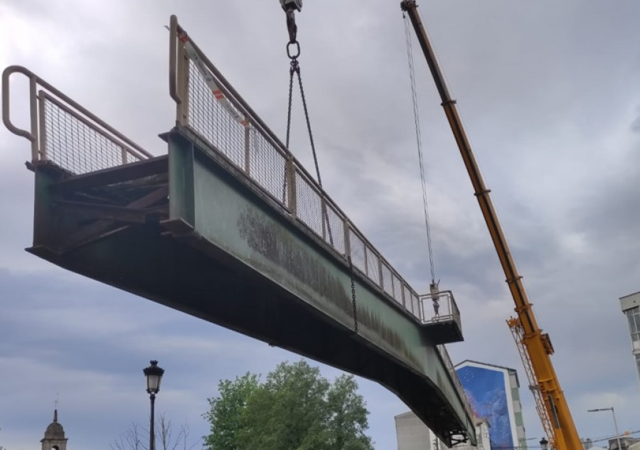 As Pontes retira la antigua pasarela sobre el río Eume