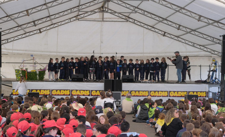 Centos de escolares cantaron onte á primavera nun Ferrol “de frores cuberto”