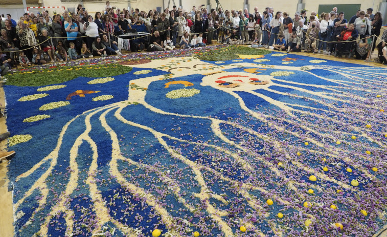 Música tradicional y baño de flores en la fiesta de los “maios” celebrada en Narón