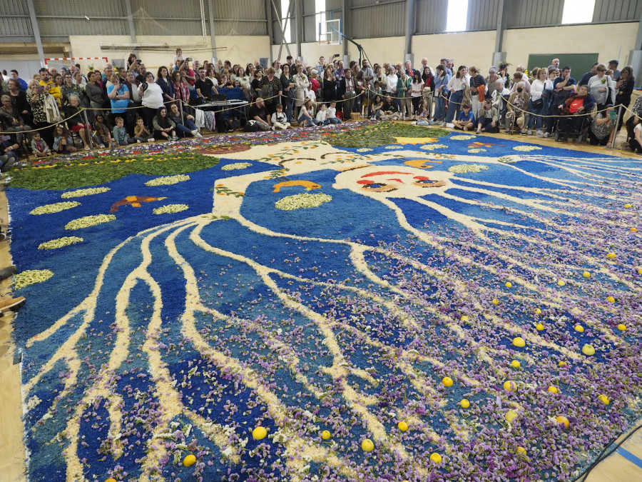 Música tradicional y baño de flores en la fiesta de los “maios” celebrada en Narón