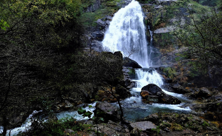 Rescatada una mujer que cayó desde varios metros de altura a una zona de rocas en Fene