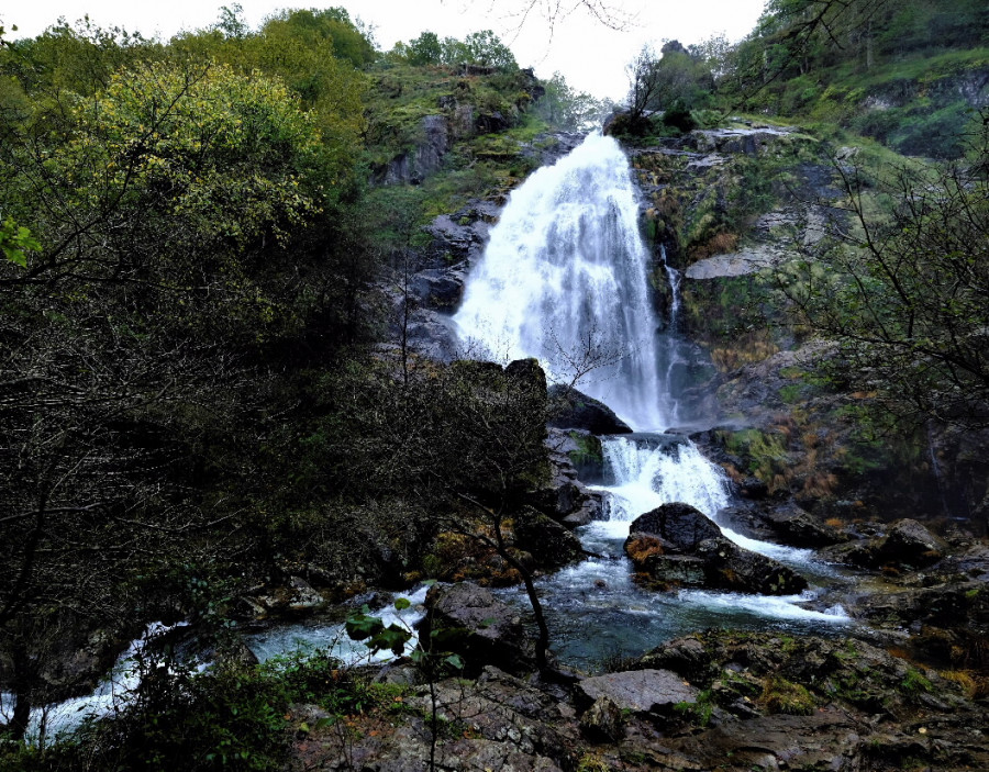 Rescatada una mujer que cayó desde varios metros de altura a una zona de rocas en Fene