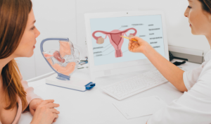 Dolores pélvicos y sangrado vaginal inapropiado, los síntomas habitualeles del cáncer de ovario