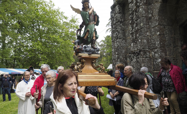 La subida a San Miguel de Breamo abrió la temporada de romerías y tradición