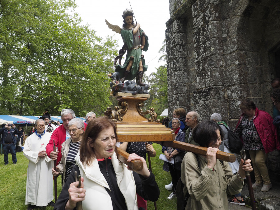 La subida a San Miguel de Breamo abrió la temporada de romerías y tradición