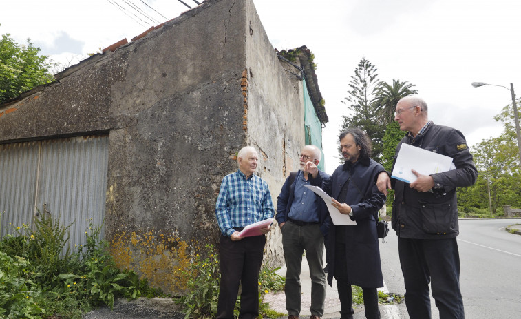 Técnicos locales y de la Xunta revisan la parcela del futuro centro de salud de San Xoán