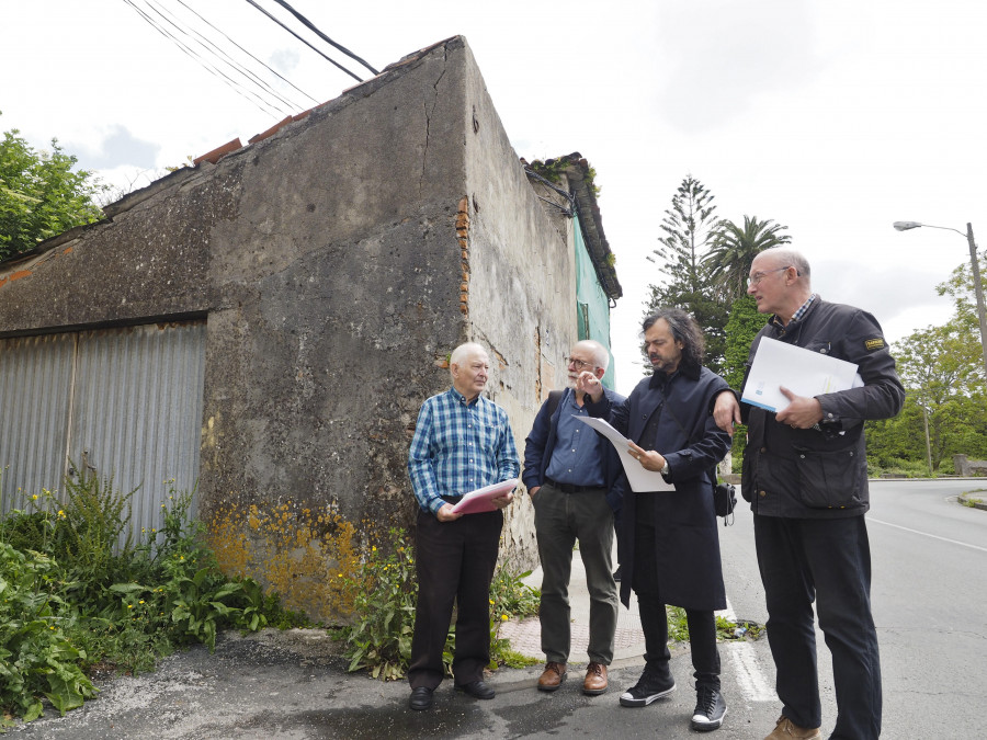 Técnicos locales y de la Xunta revisan la parcela del futuro centro de salud de San Xoán