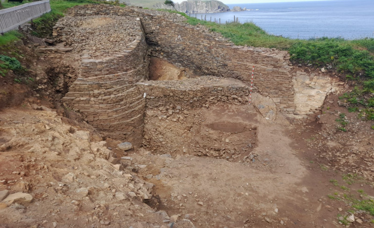 Una nueva excavación deja al descubierto la muralla y el torreón del castro de Sarridal