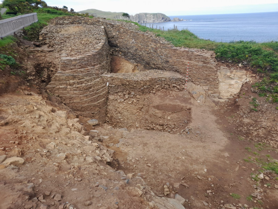 Una nueva excavación deja al descubierto la muralla y el torreón del castro de Sarridal