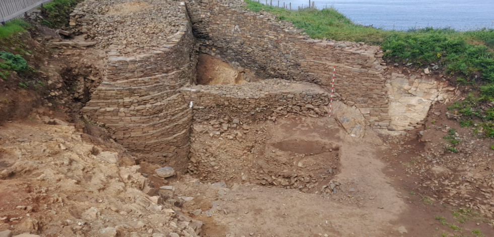 Una nueva excavación deja al descubierto la muralla y el torreón del castro de Sarridal
