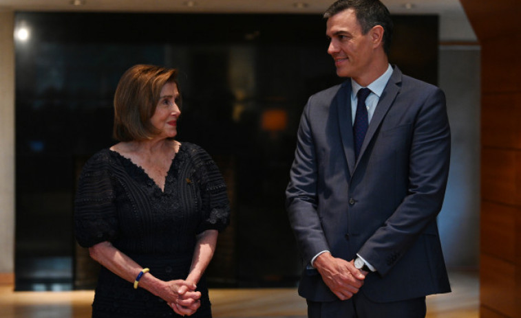 Sánchez entrega una condecoración a Nancy Pelosi y elogia su defensa de la democracia