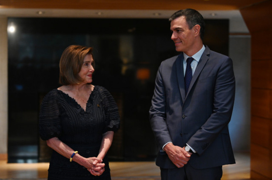 Sánchez entrega una condecoración a Nancy Pelosi y elogia su defensa de la democracia