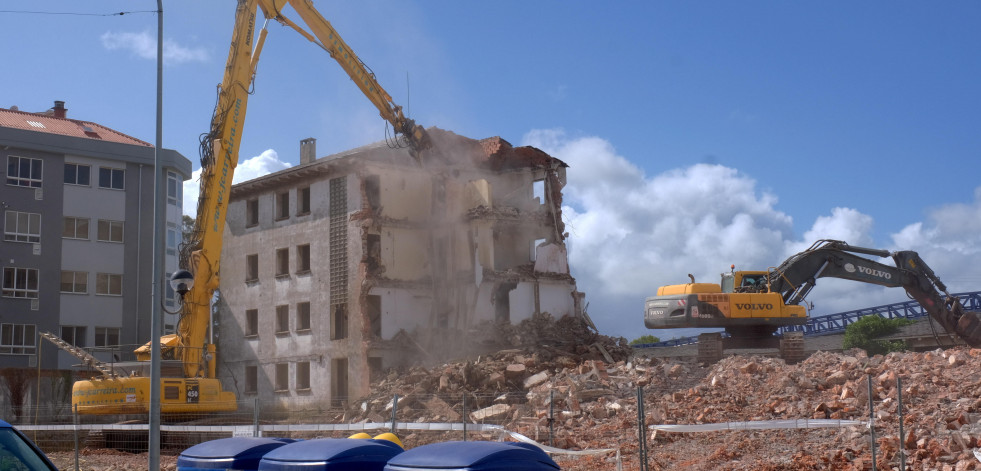 Retomadas las obras de demolición del antiguo cuartel de Xuvia, en Narón