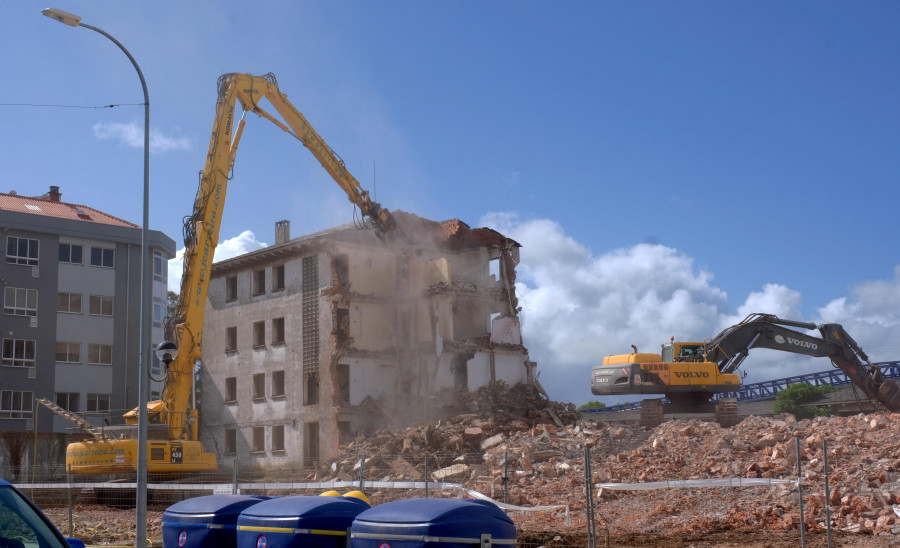 Retomadas las obras de demolición del antiguo cuartel de Xuvia, en Narón
