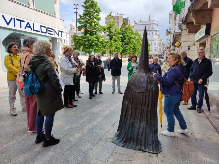 Ferrolearte +60 estrenó una nueva ruta en la ciudad, la de placas y estatuas del centro