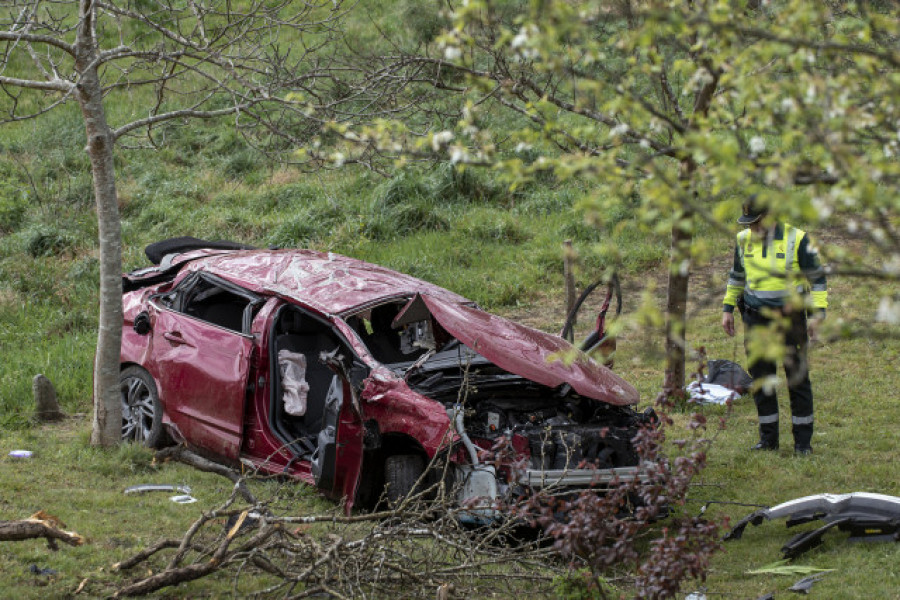 Efectivos especializados de la Guardia Civil reconstruyen el accidente de Xove en el que murieron cuatro jóvenes