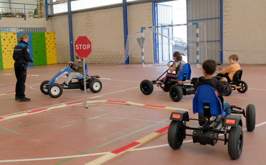 Los niños ferrolanos aprenden de forma lúdica seguridad viaria en  la escuela de movilidad