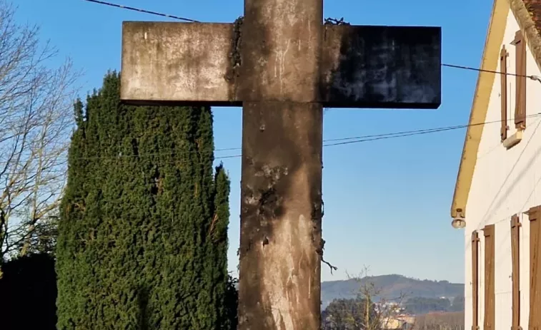 La Fiscalía admite la denuncia de Abogados Cristianos por quemar una cruz en Neda