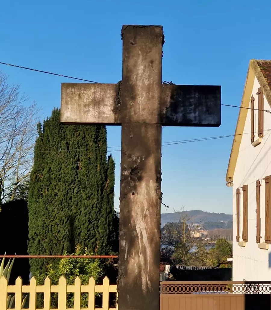 La Fiscalía admite la denuncia de Abogados Cristianos por quemar una cruz en Neda
