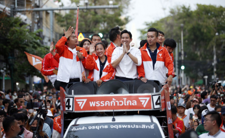 La oposición tailandesa negocia un Gobierno de coalición tras derrotar a los promilitares