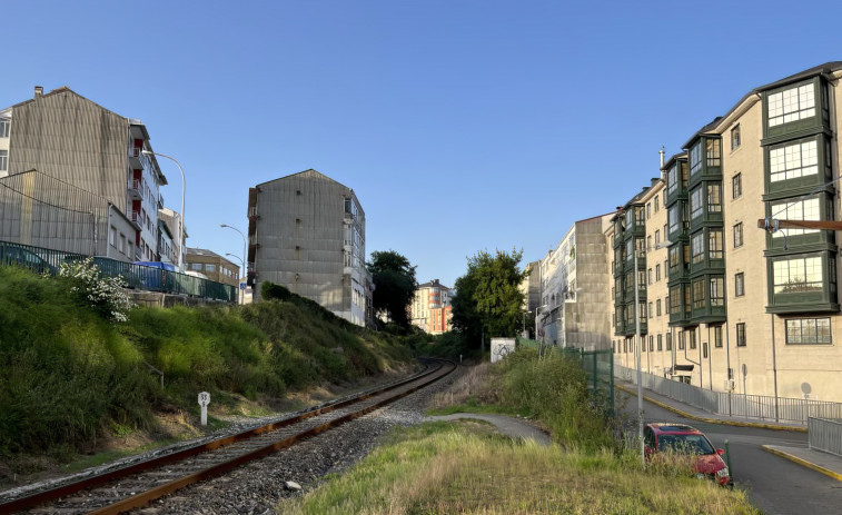 Fene elige un ascensor y una pasarela elevada para el paso sobre las vías del tren en Perlío