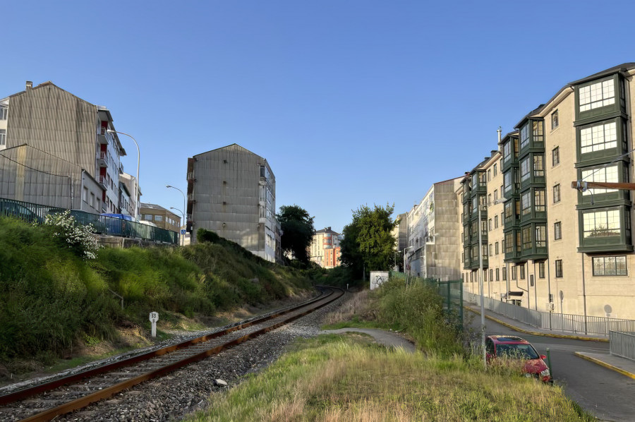 Fene elige un ascensor y una pasarela elevada para el paso sobre las vías del tren en Perlío