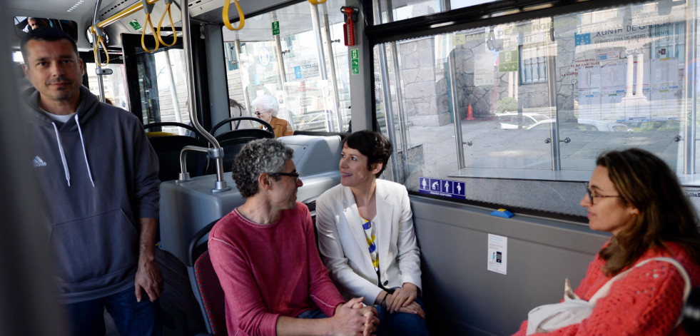 Pontón y Rivas se suben al bus y comprometen mejoras, con una empresa de transporte municipal para Ferrol