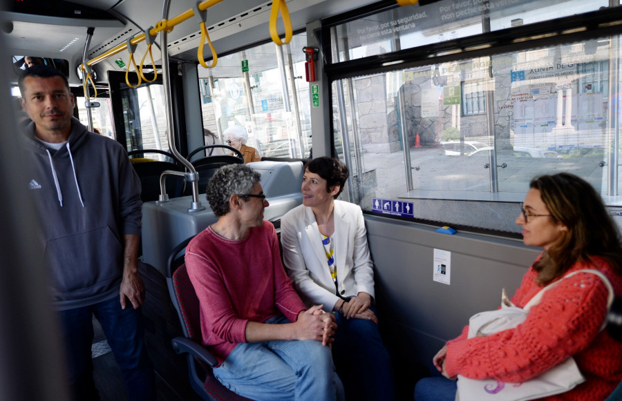 Pontón y Rivas se suben al bus y comprometen mejoras, con una empresa de transporte municipal para Ferrol