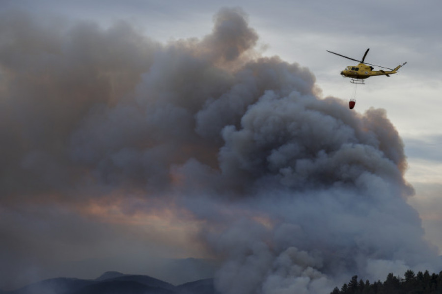 Activo un incendio en Pontevedra que supera las 20 hectáreas calcinadas