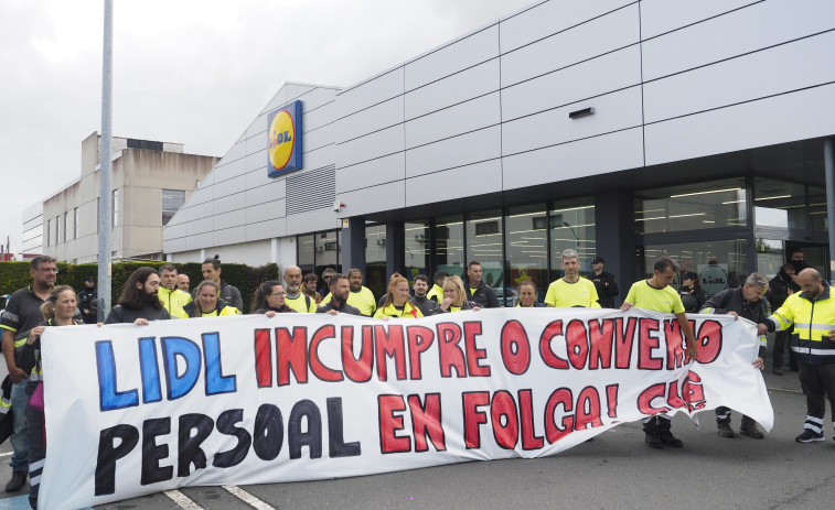 La plantilla del centro logístico de Lidl en Narón retornará este lunes a su centro de trabajo