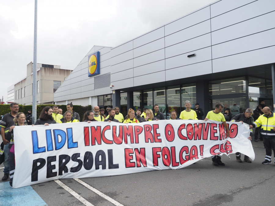 La plantilla del centro logístico de Lidl en Narón retornará este lunes a su centro de trabajo