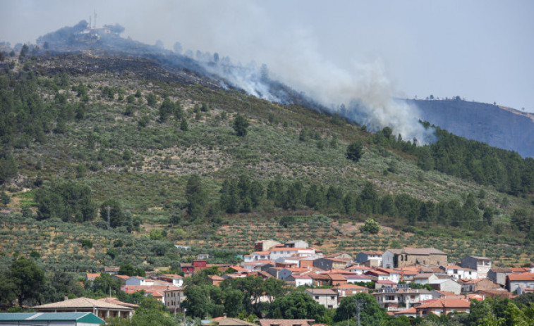 El incendio de Las Hurdes obliga a evacuar a cerca de 700 personas