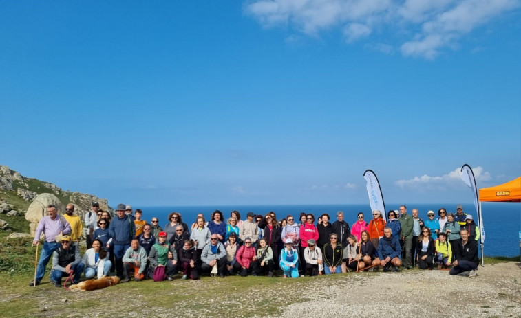 Ruta de los Gigantes con unas 80 personas por el cabo Prior