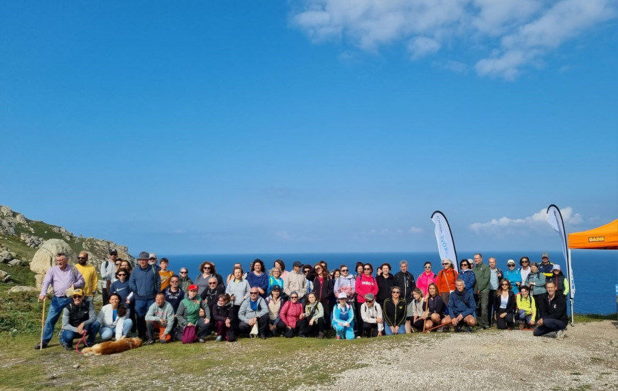 Ruta de los Gigantes con unas 80 personas por el cabo Prior