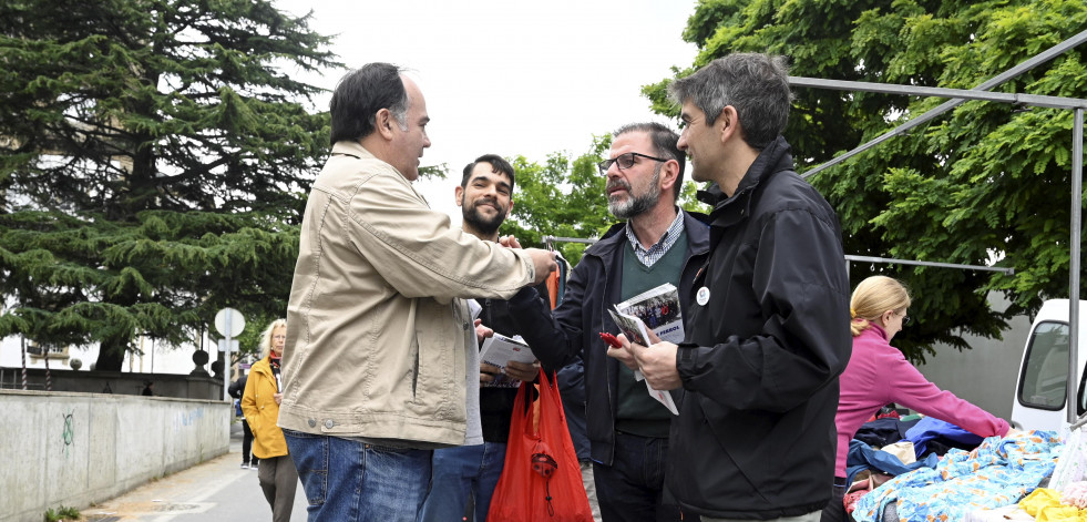 Mañana de reparto electoral en la feria mensual de Ferrol