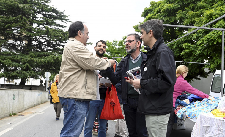 Mañana de reparto electoral en la feria mensual de Ferrol