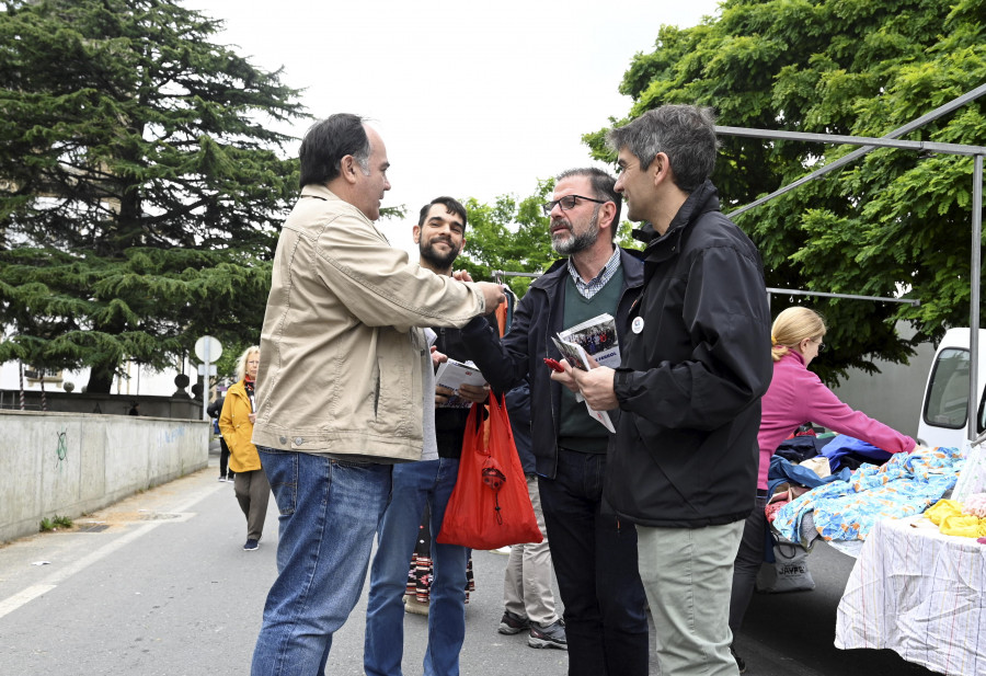 Mañana de reparto electoral en la feria mensual de Ferrol