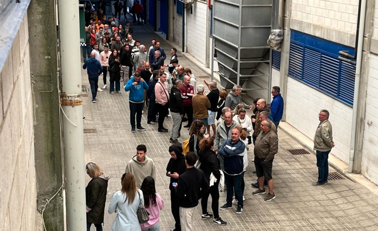 Largas colas de espera para llenar A Malata contra el Celta B