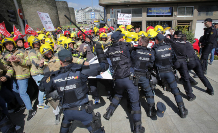 Cargas policiales en Lugo en la protesta de bomberos de consorcios provinciales