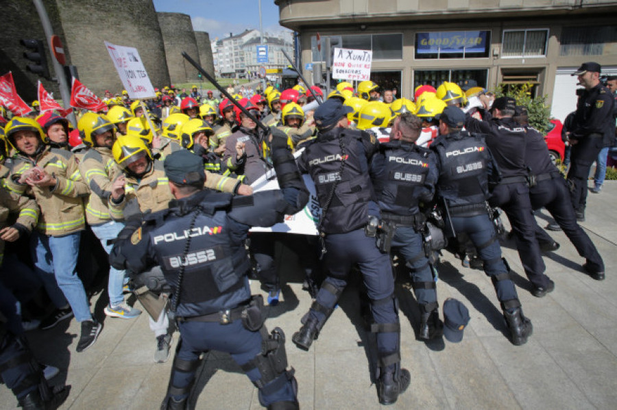 Cargas policiales en Lugo en la protesta de bomberos de consorcios provinciales