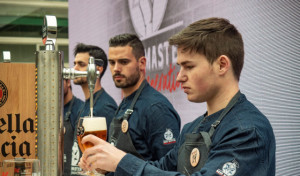 Los hosteleros gallegos del futuro ponen a prueba su destreza en el servicio de cerveza