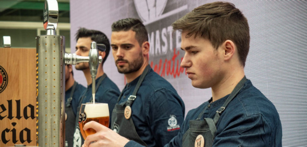 Los hosteleros gallegos del futuro ponen a prueba su destreza en el servicio de cerveza