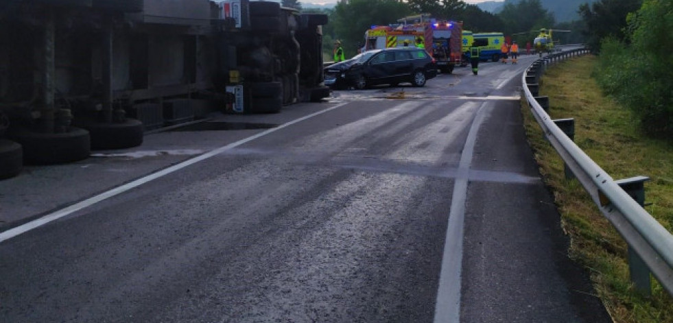 Mueren un camionero y la conductora de un coche en un choque en Vilamartín