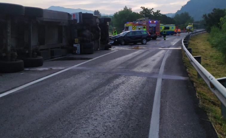 Mueren un camionero y la conductora de un coche en un choque en Vilamartín