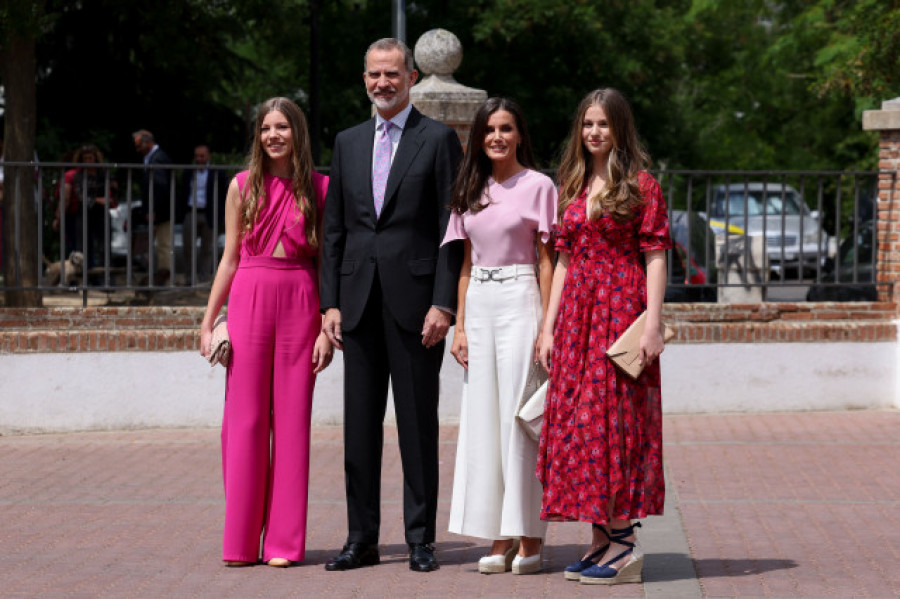 La infanta Sofía llega a su confirmación, en la que Felipe VI ejerce de padrino