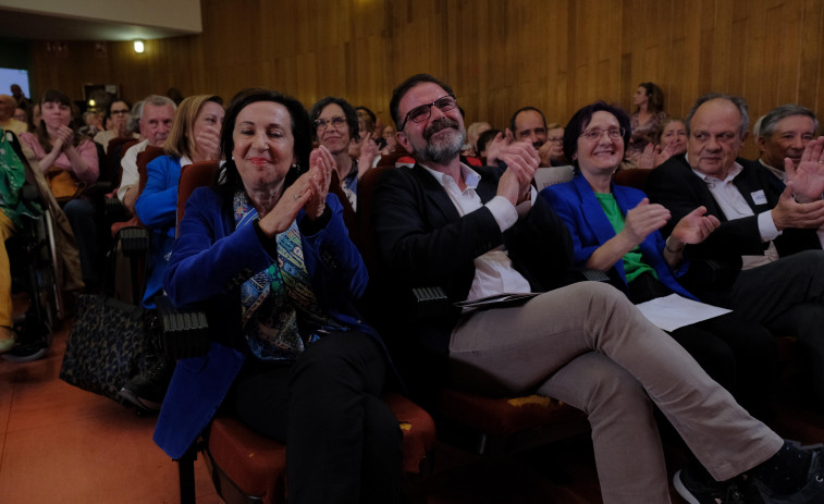 Margarita Robles: “Vas a conseguir abrir Ferrol al mar, te vamos a ayudar”