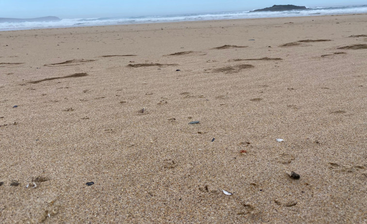 Denuncian la aparición de bolas de fuel en las playas de Valdoviño