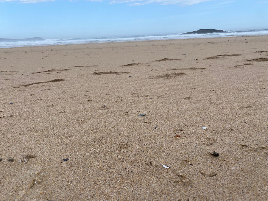 Denuncian la aparición de bolas de fuel en las playas de Valdoviño